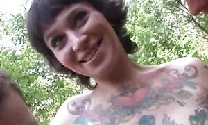 Very tattooed girl pussy fucking outside threesome