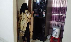 (Indian Hot Maa ke sath Beta Jabardasti chudai) When stepmom opened the fridge, stepson fucked & put her in the fridge